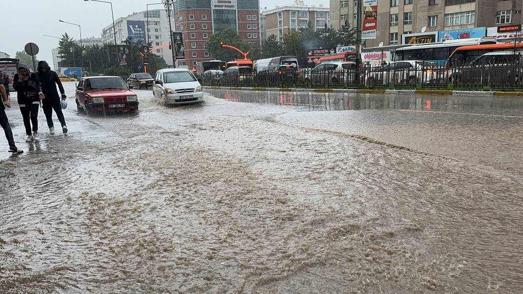 Erzurum'u sağanak vurdu! Evleri su bastı araçlar yolda mahsur kaldı - Resim: 3